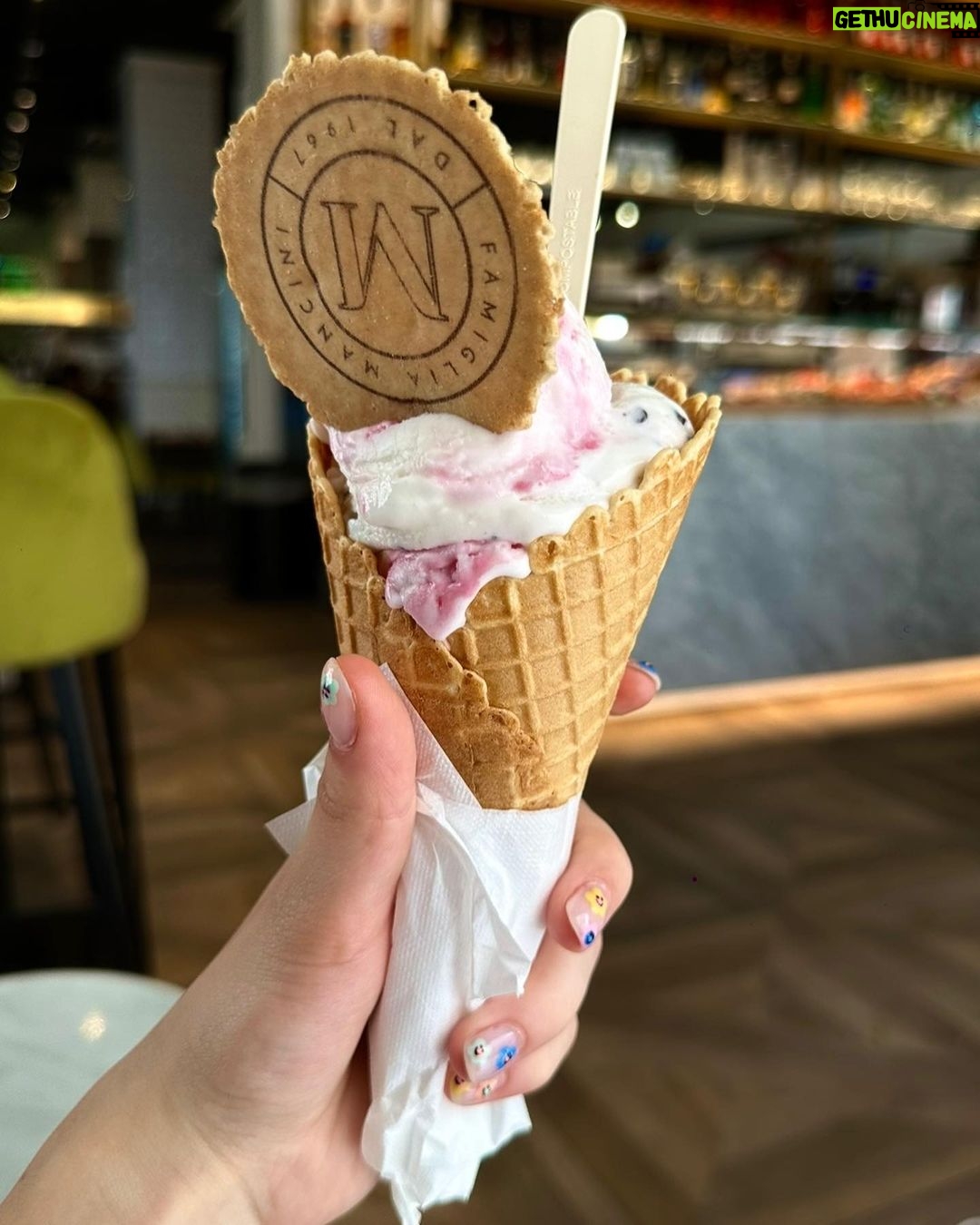 Lévanah Solomon Instagram - Swipe à gauche pour voir les différentes glaces que j’ai mangé à Rome ! Tu mangerais laquelle : 1 : Passion, Vanille 2 : Stracciatella, Pêche 3 : Stracciatella, Passion 4 : Mangue, Passion 5 : Amarena, Straciatella 6 : Fruits rouges, Citron Moi je les ai toutes kiffées 😝 *photos retouchées _____________ #picoftheday #pictureoftheday #photography #photooftheday #travel #gelato #italy #rome #beige #tan #aesthetic #mood #vibes #summer #colors #color #light #white #ootd #outfit #vacation #holiday #girl #neutral #pink #icecream Italie, Rome