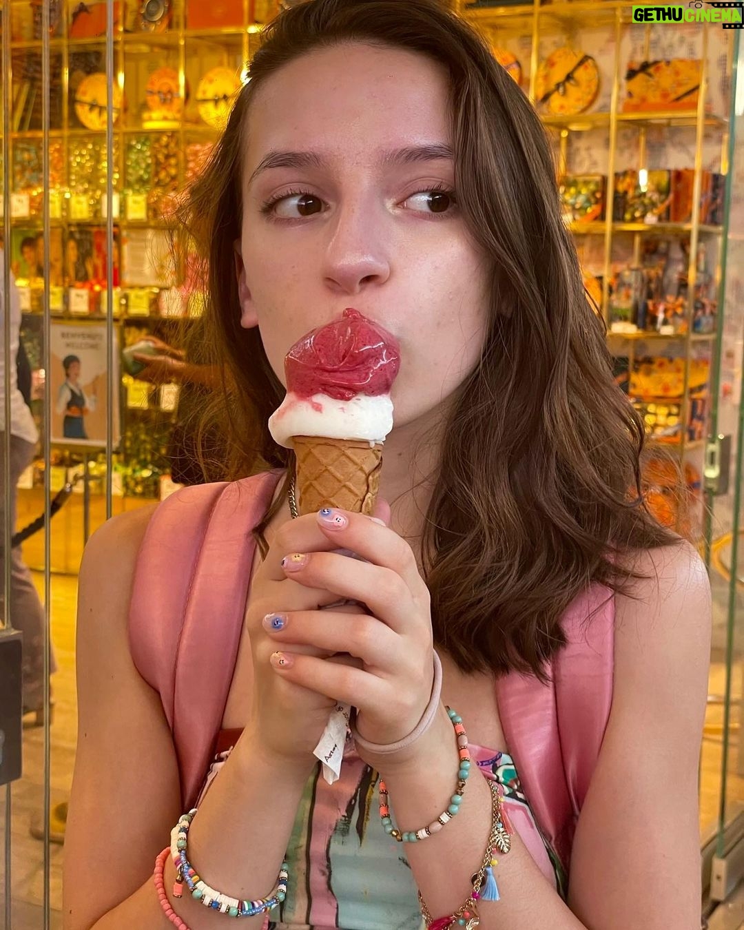 Lévanah Solomon Instagram - Swipe à gauche pour voir les différentes glaces que j’ai mangé à Rome ! Tu mangerais laquelle : 1 : Passion, Vanille 2 : Stracciatella, Pêche 3 : Stracciatella, Passion 4 : Mangue, Passion 5 : Amarena, Straciatella 6 : Fruits rouges, Citron Moi je les ai toutes kiffées 😝 *photos retouchées _____________ #picoftheday #pictureoftheday #photography #photooftheday #travel #gelato #italy #rome #beige #tan #aesthetic #mood #vibes #summer #colors #color #light #white #ootd #outfit #vacation #holiday #girl #neutral #pink #icecream Italie, Rome