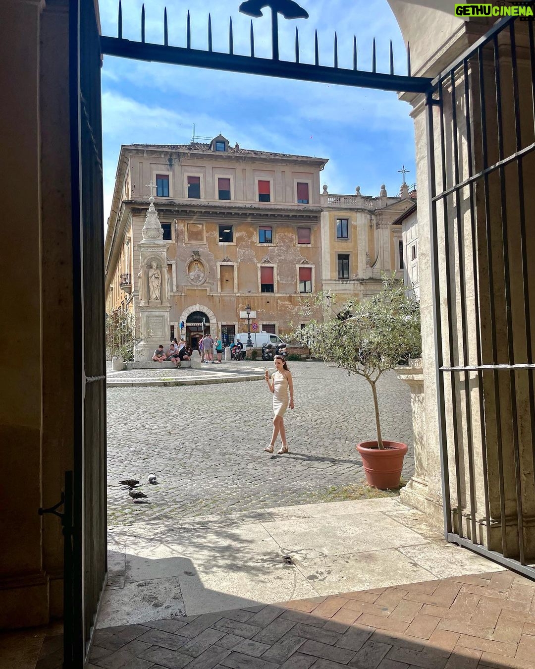 Lévanah Solomon Instagram - Roma dump Pt. 2 🌴🛵🌸💦 *Colorimétrie retouchée __________ #picoftheday #pictureoftheday #photography #photooftheday #travel #sky #italy #rome #beige #blue #pink #tan #aesthetic #mood #vibes #summer #colors #color #light #white #ootd #outfit #vacation #holiday #girl #neutral Italie, Rome