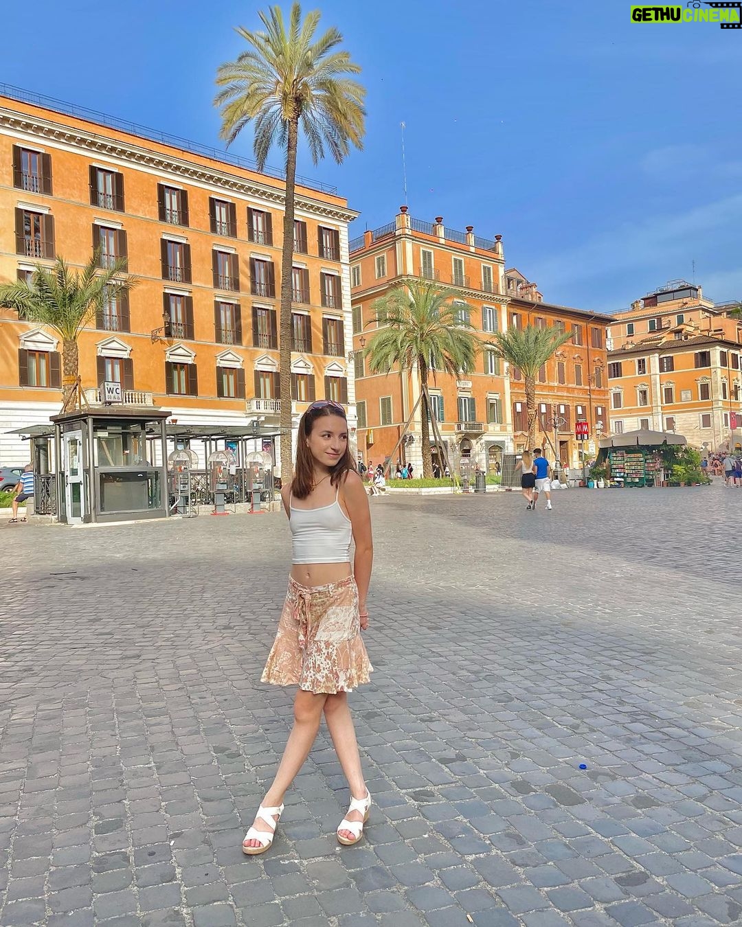 Lévanah Solomon Instagram - Roma dump Pt. 2 🌴🛵🌸💦 *Colorimétrie retouchée __________ #picoftheday #pictureoftheday #photography #photooftheday #travel #sky #italy #rome #beige #blue #pink #tan #aesthetic #mood #vibes #summer #colors #color #light #white #ootd #outfit #vacation #holiday #girl #neutral Italie, Rome