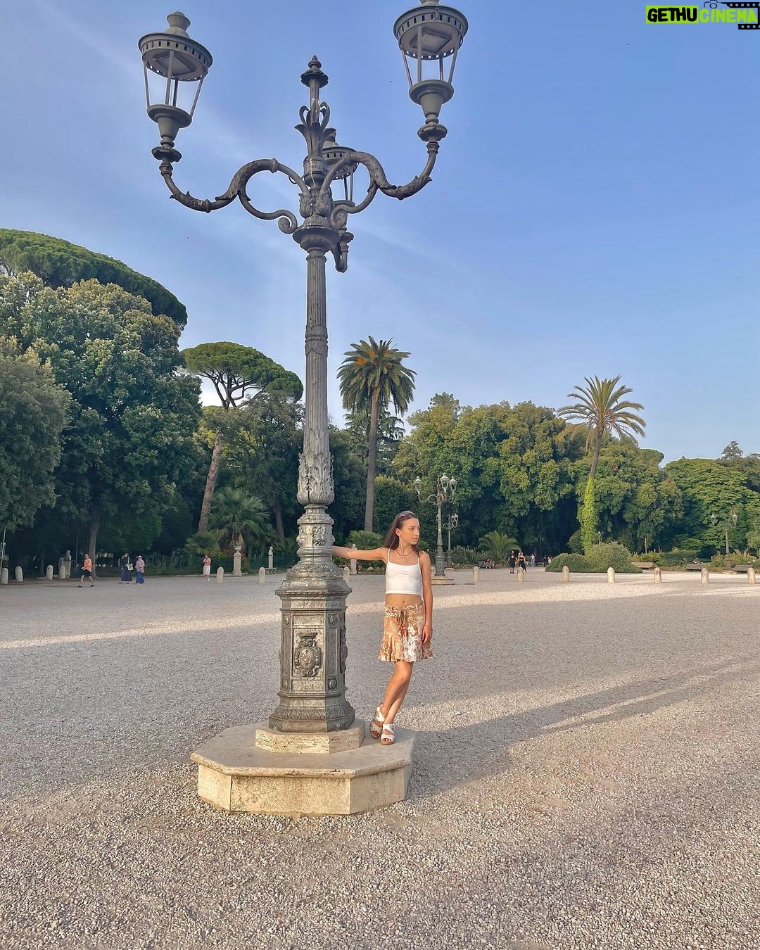 Lévanah Solomon Instagram - Roma dump Pt. 2 🌴🛵🌸💦 *Colorimétrie retouchée __________ #picoftheday #pictureoftheday #photography #photooftheday #travel #sky #italy #rome #beige #blue #pink #tan #aesthetic #mood #vibes #summer #colors #color #light #white #ootd #outfit #vacation #holiday #girl #neutral Italie, Rome