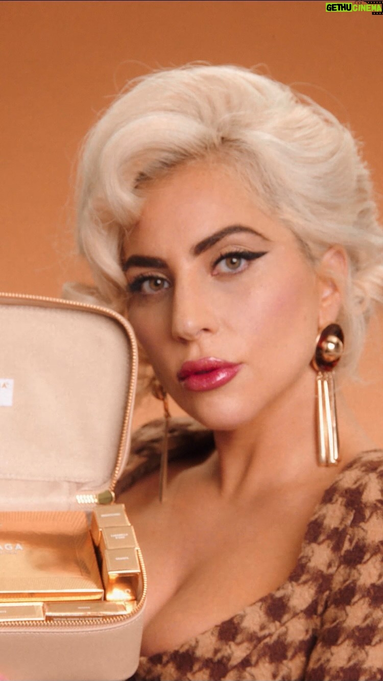 Lady Gaga Instagram - Experience Italian Glam with the @hauslabs Tutti Gel-Powder All Over Rouge 🇮🇹 Warm up the gel-to-powder formula and gently tap onto the lips and cheeks 🤗 All 4 shades of these monochromatic rouges are available now on hauslabs.com!