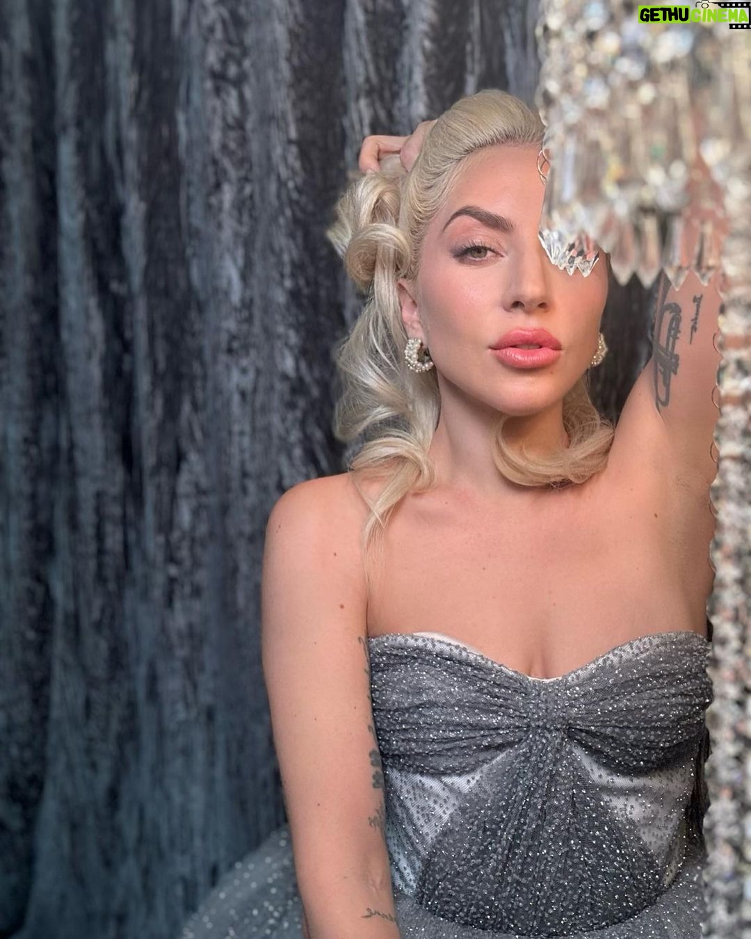Lady Gaga Instagram - I can’t give you anything but love Sarah Vaughan style 🎺 (look it up) 💕 thank you for a SOLD OUT WEEK Mama’s feet hurt