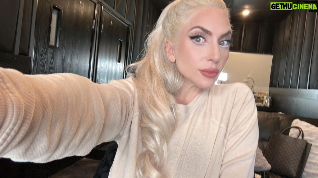 Lady Gaga Instagram - Hi for no reason just hi 💄🖤