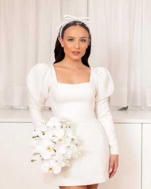 Larissa Manoela Instagram - Para o 1º dia do ano, a minha mais recente e favorita versão 🤍
SRA FRAMBACH ✨