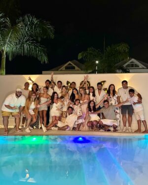 Larissa Manoela Instagram - Vem 2024! Que o novo nos traga ainda mais saúde, paz, amor e esperança 🤍 FELIZ ANO NOVO 🎉