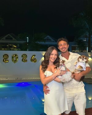 Larissa Manoela Instagram - Vem 2024! Que o novo nos traga ainda mais saúde, paz, amor e esperança 🤍 FELIZ ANO NOVO 🎉