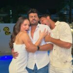 Larissa Manoela Instagram - Vem 2024! Que o novo nos traga ainda mais saúde, paz, amor e esperança 🤍 FELIZ ANO NOVO 🎉