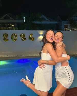 Larissa Manoela Instagram - Vem 2024! Que o novo nos traga ainda mais saúde, paz, amor e esperança 🤍 FELIZ ANO NOVO 🎉