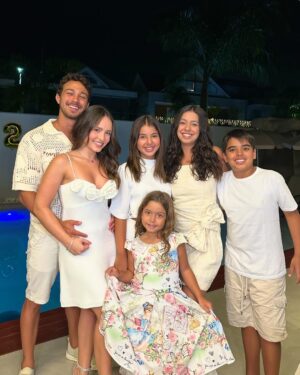 Larissa Manoela Instagram - Vem 2024! Que o novo nos traga ainda mais saúde, paz, amor e esperança 🤍 FELIZ ANO NOVO 🎉