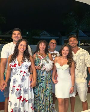 Larissa Manoela Instagram - Vem 2024! Que o novo nos traga ainda mais saúde, paz, amor e esperança 🤍 FELIZ ANO NOVO 🎉