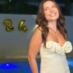 Larissa Manoela Instagram - Vem 2024! Que o novo nos traga ainda mais saúde, paz, amor e esperança 🤍 FELIZ ANO NOVO 🎉