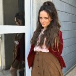 Larissa Manoela Instagram - 2023! Que ano! Tive que ter coragem, resiliência, paciência, sabedoria, força e muita fé. Encerro esse ciclo e vejo tudo de transformador e desafiador que enfrentei e suportei. Sou grata a Deus por não me desamparar e ter me permitido evoluir e amadurecer durante o processo. Pois Ele não dá um fardo maior do que conseguimos carregar. Então que sejamos sempre gratos pela vida. Pela capacidade de evoluirmos e sermos melhor a cada dia. Por irmos em busca de nossos sonhos, objetivos, desejos e por podermos transformá-los em realidade. Por estamos aqui e agora, exatamente onde, como e com quem deveríamos estar! Meu desejo é que o novo traga excelentes frutos, muita luz, esperança, prosperidade, amor, paz e chuva de bençãos 🙏 Obrigada 2023! Você me transformou e eu amo minha versão depois de ti ❤️