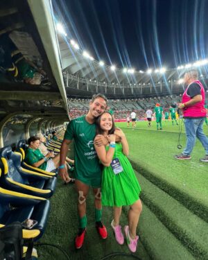Larissa Manoela Instagram - O melhor dos pré aniversários 🥳 Maracanã assistindo meu amor no @jdezico com direito a gol marcado e homenagem pra mim 💚 Só motivos pra agradecer! Pode chegar 23 🎉