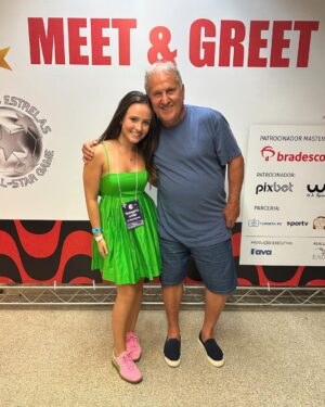 Larissa Manoela Instagram - O melhor dos pré aniversários 🥳 Maracanã assistindo meu amor no @jdezico com direito a gol marcado e homenagem pra mim 💚 Só motivos pra agradecer! Pode chegar 23 🎉