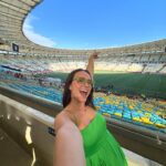 Larissa Manoela Instagram - O melhor dos pré aniversários 🥳 Maracanã assistindo meu amor no @jdezico com direito a gol marcado e homenagem pra mim 💚 Só motivos pra agradecer! Pode chegar 23 🎉 Estádio do Maracanã