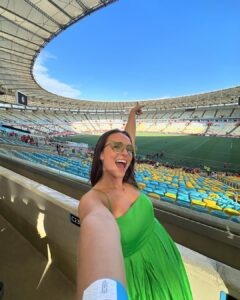 Larissa Manoela Instagram - O melhor dos pré aniversários 🥳 Maracanã assistindo meu amor no @jdezico com direito a gol marcado e homenagem pra mim 💚 Só motivos pra agradecer! Pode chegar 23 🎉 Estádio do Maracanã