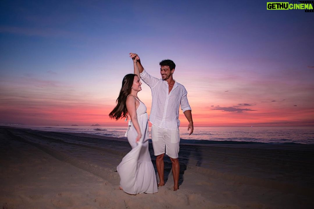 Larissa Manoela Instagram - Sorte é ter com quem compartilhar Momentos pra não se esquecer Histórias pra gente contar Sorte é ter com quem compartilhar 🧡 📸 @camilleframbach