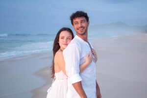Larissa Manoela Instagram - Sorte é ter com quem compartilhar Momentos pra não se esquecer Histórias pra gente contar Sorte é ter com quem compartilhar 🧡 📸 @camilleframbach