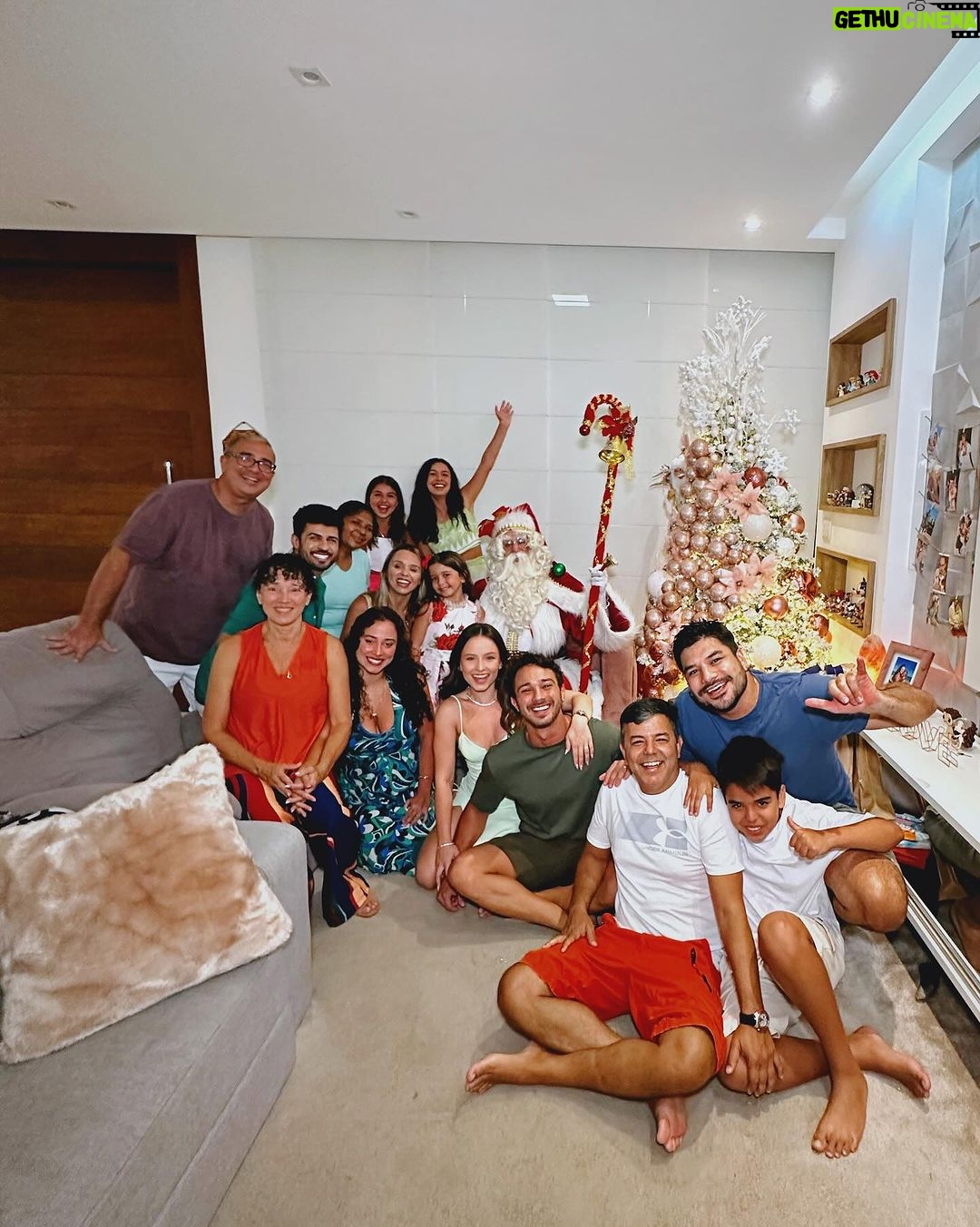 Larissa Manoela Instagram - Quando se vive o amor, se tem amor ❤️ Um feliz e abençoado natal ✨