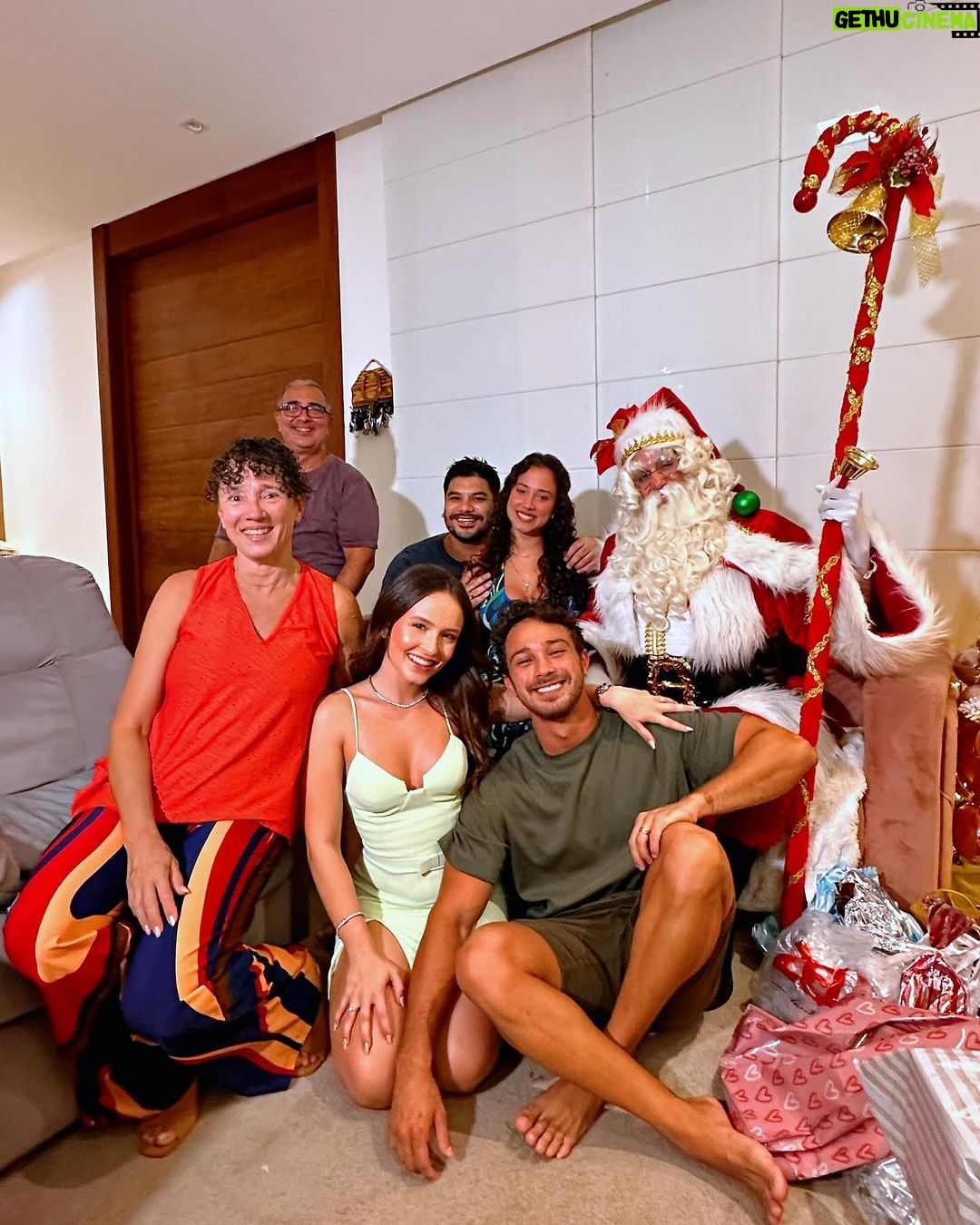 Larissa Manoela Instagram - Quando se vive o amor, se tem amor ❤️ Um feliz e abençoado natal ✨