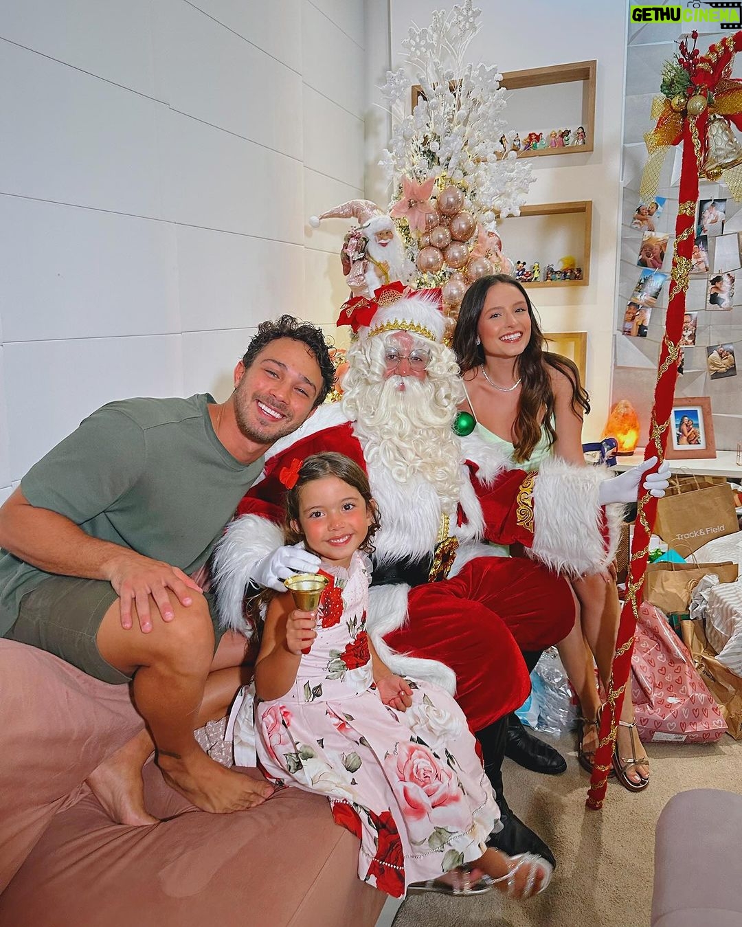 Larissa Manoela Instagram - Quando se vive o amor, se tem amor ❤️ Um feliz e abençoado natal ✨