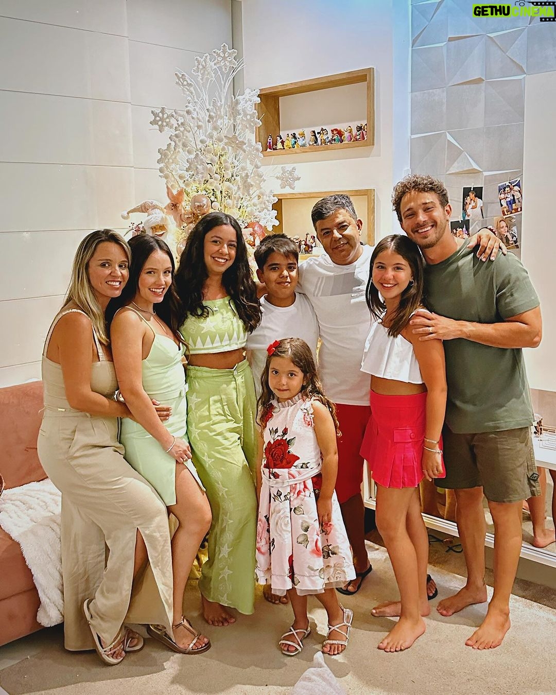 Larissa Manoela Instagram - Quando se vive o amor, se tem amor ❤️ Um feliz e abençoado natal ✨