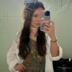 Larissa Manoela Instagram - Filipa você chegou num momento muito importante pra mim. Como de praxe, acredito que os personagens encontram os atores, e você me encontrou no momento que eu mais precisava. Me trouxe novamente pra perto da arte, do que eu mais amo fazer. Me deu a oportunidade de viver a minha primeira série em streaming. E graças a um convite mais do que especial da @netflixbrasil e da insistência generosa da minha amiga @maisa tornamos essa jornada de 4 meses possível. Hoje no último dia te dando vida vejo o quanto fui transformada por ti. Assim como todas as meninas que dou vida! Sou tão grata por esses encontros 🙏 sejam eles de personagens, de elenco, de direção, de produção, de cabelo, make, som, figurino, luz, técnica, do coletivo em geral porque não fazemos nada sozinhos. É sempre um aprendizado e uma boa aventura! Te carrego no peito e saio realizada por fechar mais um ciclo importante e transformador na minha vida. Obrigada todo time @netflixbrasil, @glazentretenimento e DV15 por me receberem com tanto amor, carinho e generosidade. Eu assistia as outras temporadas e agora faço parte da 3ª e última. Só alegria! (e ansiedade pra ver tudo que durante todos esses meses de dedicação fizemos pra vocês). Tá lindo e muito especial! ❤️ Nos vemos ano que vem, em 2009 😉