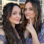 Larissa Manoela Instagram - Filipa você chegou num momento muito importante pra mim. Como de praxe, acredito que os personagens encontram os atores, e você me encontrou no momento que eu mais precisava. Me trouxe novamente pra perto da arte, do que eu mais amo fazer. Me deu a oportunidade de viver a minha primeira série em streaming. E graças a um convite mais do que especial da @netflixbrasil e da insistência generosa da minha amiga @maisa tornamos essa jornada de 4 meses possível. Hoje no último dia te dando vida vejo o quanto fui transformada por ti. Assim como todas as meninas que dou vida! Sou tão grata por esses encontros 🙏 sejam eles de personagens, de elenco, de direção, de produção, de cabelo, make, som, figurino, luz, técnica, do coletivo em geral porque não fazemos nada sozinhos. É sempre um aprendizado e uma boa aventura! Te carrego no peito e saio realizada por fechar mais um ciclo importante e transformador na minha vida. Obrigada todo time @netflixbrasil, @glazentretenimento e DV15 por me receberem com tanto amor, carinho e generosidade. Eu assistia as outras temporadas e agora faço parte da 3ª e última. Só alegria! (e ansiedade pra ver tudo que durante todos esses meses de dedicação fizemos pra vocês). Tá lindo e muito especial! ❤️ Nos vemos ano que vem, em 2009 😉