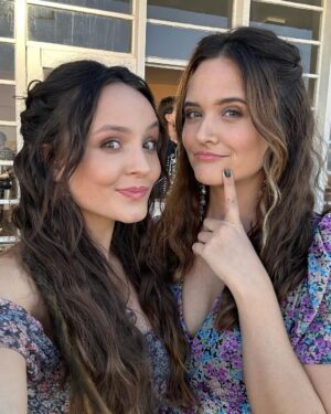 Larissa Manoela Instagram - Filipa você chegou num momento muito importante pra mim. Como de praxe, acredito que os personagens encontram os atores, e você me encontrou no momento que eu mais precisava. Me trouxe novamente pra perto da arte, do que eu mais amo fazer. Me deu a oportunidade de viver a minha primeira série em streaming. E graças a um convite mais do que especial da @netflixbrasil e da insistência generosa da minha amiga @maisa tornamos essa jornada de 4 meses possível. Hoje no último dia te dando vida vejo o quanto fui transformada por ti. Assim como todas as meninas que dou vida! Sou tão grata por esses encontros 🙏 sejam eles de personagens, de elenco, de direção, de produção, de cabelo, make, som, figurino, luz, técnica, do coletivo em geral porque não fazemos nada sozinhos. É sempre um aprendizado e uma boa aventura! Te carrego no peito e saio realizada por fechar mais um ciclo importante e transformador na minha vida. Obrigada todo time @netflixbrasil, @glazentretenimento e DV15 por me receberem com tanto amor, carinho e generosidade. Eu assistia as outras temporadas e agora faço parte da 3ª e última. Só alegria! (e ansiedade pra ver tudo que durante todos esses meses de dedicação fizemos pra vocês). Tá lindo e muito especial! ❤️ Nos vemos ano que vem, em 2009 😉