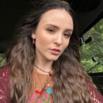 Larissa Manoela Instagram - Filipa você chegou num momento muito importante pra mim. Como de praxe, acredito que os personagens encontram os atores, e você me encontrou no momento que eu mais precisava. Me trouxe novamente pra perto da arte, do que eu mais amo fazer. Me deu a oportunidade de viver a minha primeira série em streaming. E graças a um convite mais do que especial da @netflixbrasil e da insistência generosa da minha amiga @maisa tornamos essa jornada de 4 meses possível. Hoje no último dia te dando vida vejo o quanto fui transformada por ti. Assim como todas as meninas que dou vida! Sou tão grata por esses encontros 🙏 sejam eles de personagens, de elenco, de direção, de produção, de cabelo, make, som, figurino, luz, técnica, do coletivo em geral porque não fazemos nada sozinhos. É sempre um aprendizado e uma boa aventura! Te carrego no peito e saio realizada por fechar mais um ciclo importante e transformador na minha vida. Obrigada todo time @netflixbrasil, @glazentretenimento e DV15 por me receberem com tanto amor, carinho e generosidade. Eu assistia as outras temporadas e agora faço parte da 3ª e última. Só alegria! (e ansiedade pra ver tudo que durante todos esses meses de dedicação fizemos pra vocês). Tá lindo e muito especial! ❤️ Nos vemos ano que vem, em 2009 😉