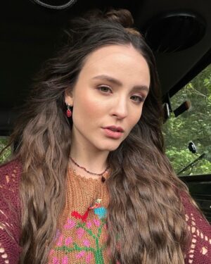 Larissa Manoela Instagram - Filipa você chegou num momento muito importante pra mim. Como de praxe, acredito que os personagens encontram os atores, e você me encontrou no momento que eu mais precisava. Me trouxe novamente pra perto da arte, do que eu mais amo fazer. Me deu a oportunidade de viver a minha primeira série em streaming. E graças a um convite mais do que especial da @netflixbrasil e da insistência generosa da minha amiga @maisa tornamos essa jornada de 4 meses possível. Hoje no último dia te dando vida vejo o quanto fui transformada por ti. Assim como todas as meninas que dou vida! Sou tão grata por esses encontros 🙏 sejam eles de personagens, de elenco, de direção, de produção, de cabelo, make, som, figurino, luz, técnica, do coletivo em geral porque não fazemos nada sozinhos. É sempre um aprendizado e uma boa aventura! Te carrego no peito e saio realizada por fechar mais um ciclo importante e transformador na minha vida. Obrigada todo time @netflixbrasil, @glazentretenimento e DV15 por me receberem com tanto amor, carinho e generosidade. Eu assistia as outras temporadas e agora faço parte da 3ª e última. Só alegria! (e ansiedade pra ver tudo que durante todos esses meses de dedicação fizemos pra vocês). Tá lindo e muito especial! ❤️ Nos vemos ano que vem, em 2009 😉