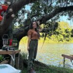Larissa Manoela Instagram - Filipa você chegou num momento muito importante pra mim. Como de praxe, acredito que os personagens encontram os atores, e você me encontrou no momento que eu mais precisava. Me trouxe novamente pra perto da arte, do que eu mais amo fazer. Me deu a oportunidade de viver a minha primeira série em streaming. E graças a um convite mais do que especial da @netflixbrasil e da insistência generosa da minha amiga @maisa tornamos essa jornada de 4 meses possível. Hoje no último dia te dando vida vejo o quanto fui transformada por ti. Assim como todas as meninas que dou vida! Sou tão grata por esses encontros 🙏 sejam eles de personagens, de elenco, de direção, de produção, de cabelo, make, som, figurino, luz, técnica, do coletivo em geral porque não fazemos nada sozinhos. É sempre um aprendizado e uma boa aventura! Te carrego no peito e saio realizada por fechar mais um ciclo importante e transformador na minha vida. Obrigada todo time @netflixbrasil, @glazentretenimento e DV15 por me receberem com tanto amor, carinho e generosidade. Eu assistia as outras temporadas e agora faço parte da 3ª e última. Só alegria! (e ansiedade pra ver tudo que durante todos esses meses de dedicação fizemos pra vocês). Tá lindo e muito especial! ❤️ Nos vemos ano que vem, em 2009 😉