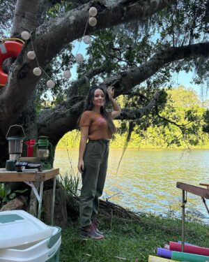Larissa Manoela Instagram - Filipa você chegou num momento muito importante pra mim. Como de praxe, acredito que os personagens encontram os atores, e você me encontrou no momento que eu mais precisava. Me trouxe novamente pra perto da arte, do que eu mais amo fazer. Me deu a oportunidade de viver a minha primeira série em streaming. E graças a um convite mais do que especial da @netflixbrasil e da insistência generosa da minha amiga @maisa tornamos essa jornada de 4 meses possível. Hoje no último dia te dando vida vejo o quanto fui transformada por ti. Assim como todas as meninas que dou vida! Sou tão grata por esses encontros 🙏 sejam eles de personagens, de elenco, de direção, de produção, de cabelo, make, som, figurino, luz, técnica, do coletivo em geral porque não fazemos nada sozinhos. É sempre um aprendizado e uma boa aventura! Te carrego no peito e saio realizada por fechar mais um ciclo importante e transformador na minha vida. Obrigada todo time @netflixbrasil, @glazentretenimento e DV15 por me receberem com tanto amor, carinho e generosidade. Eu assistia as outras temporadas e agora faço parte da 3ª e última. Só alegria! (e ansiedade pra ver tudo que durante todos esses meses de dedicação fizemos pra vocês). Tá lindo e muito especial! ❤️ Nos vemos ano que vem, em 2009 😉