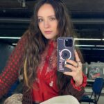 Larissa Manoela Instagram - Filipa você chegou num momento muito importante pra mim. Como de praxe, acredito que os personagens encontram os atores, e você me encontrou no momento que eu mais precisava. Me trouxe novamente pra perto da arte, do que eu mais amo fazer. Me deu a oportunidade de viver a minha primeira série em streaming. E graças a um convite mais do que especial da @netflixbrasil e da insistência generosa da minha amiga @maisa tornamos essa jornada de 4 meses possível. Hoje no último dia te dando vida vejo o quanto fui transformada por ti. Assim como todas as meninas que dou vida! Sou tão grata por esses encontros 🙏 sejam eles de personagens, de elenco, de direção, de produção, de cabelo, make, som, figurino, luz, técnica, do coletivo em geral porque não fazemos nada sozinhos. É sempre um aprendizado e uma boa aventura! Te carrego no peito e saio realizada por fechar mais um ciclo importante e transformador na minha vida. Obrigada todo time @netflixbrasil, @glazentretenimento e DV15 por me receberem com tanto amor, carinho e generosidade. Eu assistia as outras temporadas e agora faço parte da 3ª e última. Só alegria! (e ansiedade pra ver tudo que durante todos esses meses de dedicação fizemos pra vocês). Tá lindo e muito especial! ❤️ Nos vemos ano que vem, em 2009 😉