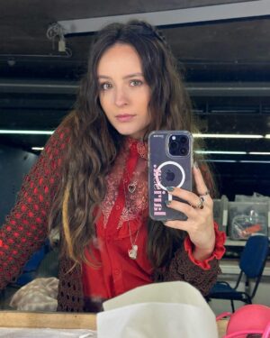 Larissa Manoela Instagram - Filipa você chegou num momento muito importante pra mim. Como de praxe, acredito que os personagens encontram os atores, e você me encontrou no momento que eu mais precisava. Me trouxe novamente pra perto da arte, do que eu mais amo fazer. Me deu a oportunidade de viver a minha primeira série em streaming. E graças a um convite mais do que especial da @netflixbrasil e da insistência generosa da minha amiga @maisa tornamos essa jornada de 4 meses possível. Hoje no último dia te dando vida vejo o quanto fui transformada por ti. Assim como todas as meninas que dou vida! Sou tão grata por esses encontros 🙏 sejam eles de personagens, de elenco, de direção, de produção, de cabelo, make, som, figurino, luz, técnica, do coletivo em geral porque não fazemos nada sozinhos. É sempre um aprendizado e uma boa aventura! Te carrego no peito e saio realizada por fechar mais um ciclo importante e transformador na minha vida. Obrigada todo time @netflixbrasil, @glazentretenimento e DV15 por me receberem com tanto amor, carinho e generosidade. Eu assistia as outras temporadas e agora faço parte da 3ª e última. Só alegria! (e ansiedade pra ver tudo que durante todos esses meses de dedicação fizemos pra vocês). Tá lindo e muito especial! ❤️ Nos vemos ano que vem, em 2009 😉