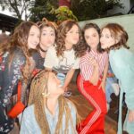 Larissa Manoela Instagram - Filipa você chegou num momento muito importante pra mim. Como de praxe, acredito que os personagens encontram os atores, e você me encontrou no momento que eu mais precisava. Me trouxe novamente pra perto da arte, do que eu mais amo fazer. Me deu a oportunidade de viver a minha primeira série em streaming. E graças a um convite mais do que especial da @netflixbrasil e da insistência generosa da minha amiga @maisa tornamos essa jornada de 4 meses possível. Hoje no último dia te dando vida vejo o quanto fui transformada por ti. Assim como todas as meninas que dou vida! Sou tão grata por esses encontros 🙏 sejam eles de personagens, de elenco, de direção, de produção, de cabelo, make, som, figurino, luz, técnica, do coletivo em geral porque não fazemos nada sozinhos. É sempre um aprendizado e uma boa aventura! Te carrego no peito e saio realizada por fechar mais um ciclo importante e transformador na minha vida. Obrigada todo time @netflixbrasil, @glazentretenimento e DV15 por me receberem com tanto amor, carinho e generosidade. Eu assistia as outras temporadas e agora faço parte da 3ª e última. Só alegria! (e ansiedade pra ver tudo que durante todos esses meses de dedicação fizemos pra vocês). Tá lindo e muito especial! ❤️ Nos vemos ano que vem, em 2009 😉