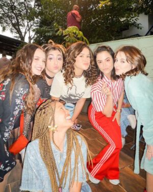 Larissa Manoela Instagram - Filipa você chegou num momento muito importante pra mim. Como de praxe, acredito que os personagens encontram os atores, e você me encontrou no momento que eu mais precisava. Me trouxe novamente pra perto da arte, do que eu mais amo fazer. Me deu a oportunidade de viver a minha primeira série em streaming. E graças a um convite mais do que especial da @netflixbrasil e da insistência generosa da minha amiga @maisa tornamos essa jornada de 4 meses possível. Hoje no último dia te dando vida vejo o quanto fui transformada por ti. Assim como todas as meninas que dou vida! Sou tão grata por esses encontros 🙏 sejam eles de personagens, de elenco, de direção, de produção, de cabelo, make, som, figurino, luz, técnica, do coletivo em geral porque não fazemos nada sozinhos. É sempre um aprendizado e uma boa aventura! Te carrego no peito e saio realizada por fechar mais um ciclo importante e transformador na minha vida. Obrigada todo time @netflixbrasil, @glazentretenimento e DV15 por me receberem com tanto amor, carinho e generosidade. Eu assistia as outras temporadas e agora faço parte da 3ª e última. Só alegria! (e ansiedade pra ver tudo que durante todos esses meses de dedicação fizemos pra vocês). Tá lindo e muito especial! ❤️ Nos vemos ano que vem, em 2009 😉
