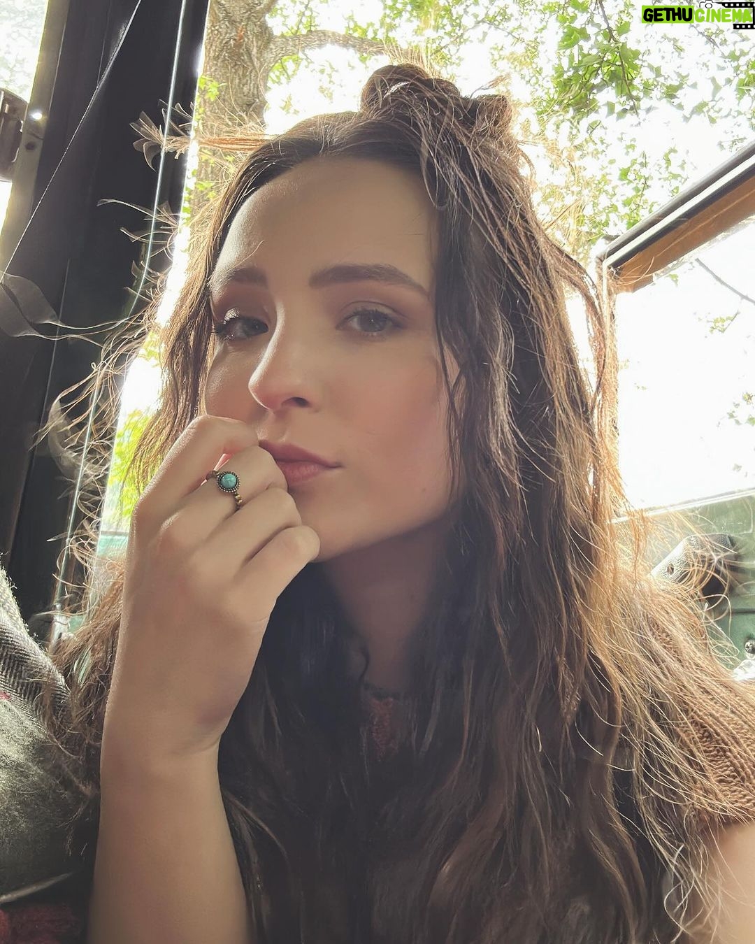 Larissa Manoela Instagram - altamente viciada em encontrar selfies no meu rolo da câmera
