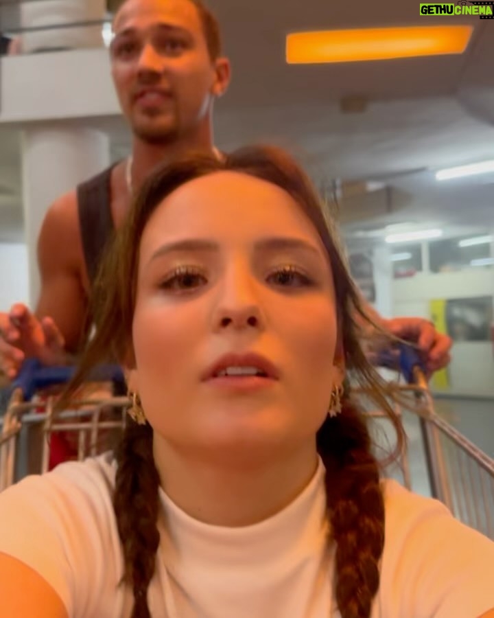 Larissa Manoela Instagram - SÓ VALE VÍDEO DE BASTIDORES: entregando conteúdo exclusivo de @taescritoofilme, mais conhecido como meu novo filme, que a partir de hoje já começou a exibir em alguns cinemas no Brasil! Quem já chamou o amigo pra ir assistir? 💜✨✍️ 🎬