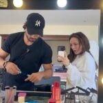 Larissa Manoela Instagram - SÓ VALE VÍDEO DE BASTIDORES: entregando conteúdo exclusivo de @taescritoofilme, mais conhecido como meu novo filme, que a partir de hoje já começou a exibir em alguns cinemas no Brasil! Quem já chamou o amigo pra ir assistir? 💜✨✍️ 🎬