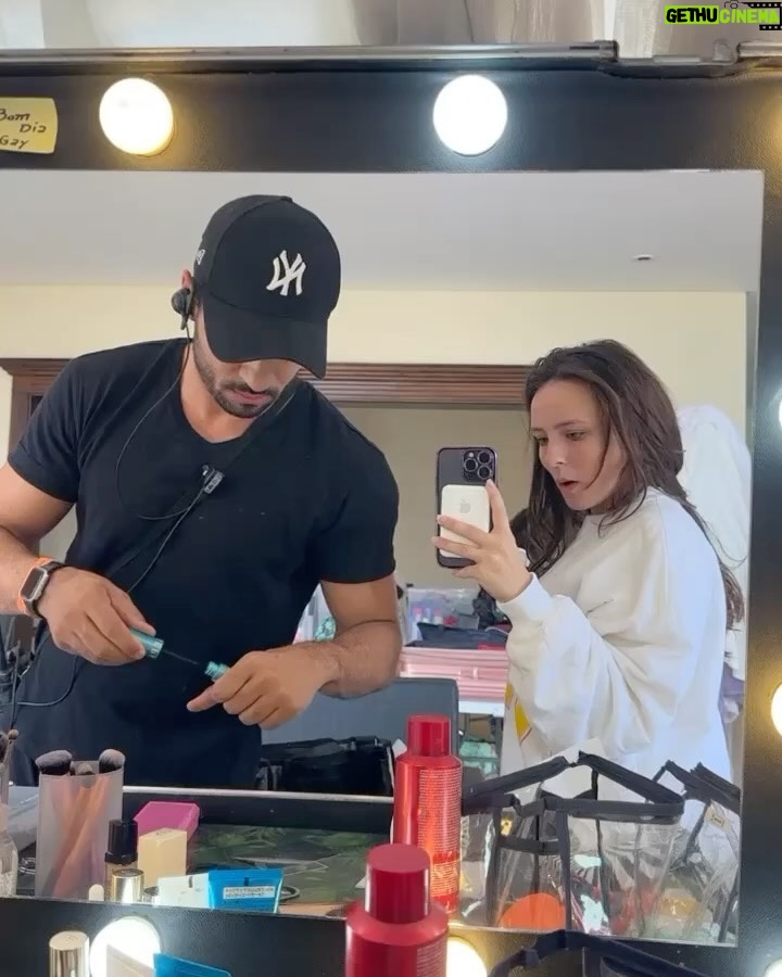 Larissa Manoela Instagram - SÓ VALE VÍDEO DE BASTIDORES: entregando conteúdo exclusivo de @taescritoofilme, mais conhecido como meu novo filme, que a partir de hoje já começou a exibir em alguns cinemas no Brasil! Quem já chamou o amigo pra ir assistir? 💜✨✍️ 🎬