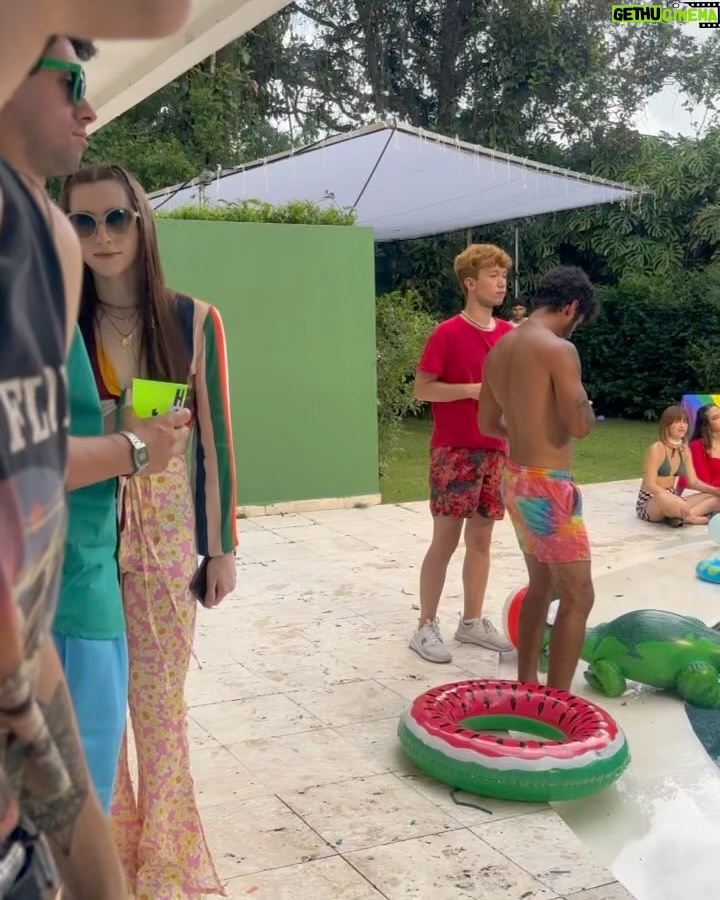 Larissa Manoela Instagram - SÓ VALE VÍDEO DE BASTIDORES: entregando conteúdo exclusivo de @taescritoofilme, mais conhecido como meu novo filme, que a partir de hoje já começou a exibir em alguns cinemas no Brasil! Quem já chamou o amigo pra ir assistir? 💜✨✍️ 🎬
