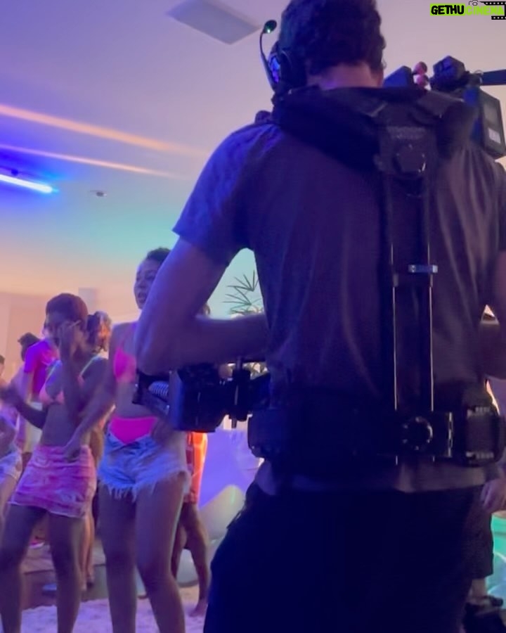 Larissa Manoela Instagram - SÓ VALE VÍDEO DE BASTIDORES: entregando conteúdo exclusivo de @taescritoofilme, mais conhecido como meu novo filme, que a partir de hoje já começou a exibir em alguns cinemas no Brasil! Quem já chamou o amigo pra ir assistir? 💜✨✍️ 🎬
