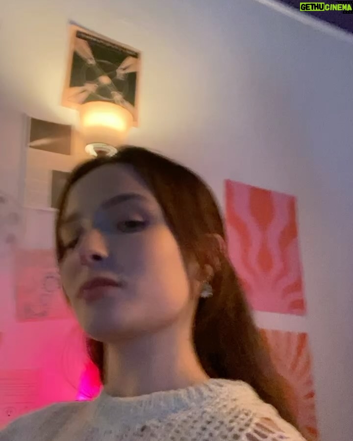 Larissa Manoela Instagram - SÓ VALE VÍDEO DE BASTIDORES: entregando conteúdo exclusivo de @taescritoofilme, mais conhecido como meu novo filme, que a partir de hoje já começou a exibir em alguns cinemas no Brasil! Quem já chamou o amigo pra ir assistir? 💜✨✍️ 🎬
