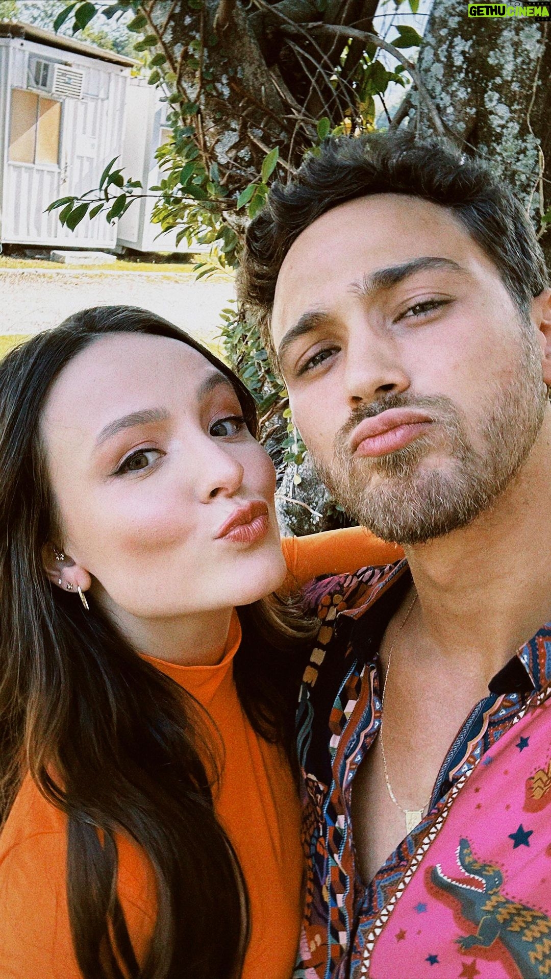 Larissa Manoela Instagram - Chamar de irmã foi demais né @larissamanoela? 🤭 Quem acompanhou com expectativa a volta desse casal aqui!?🙋♀️ Quer ver como foi? Hoje, às 22h30, em episódio novo de #TeVejoNoAfyer no meu canal e no @globoplay com @larissamanoela e @andreluizframbach 🫶