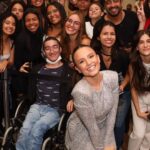 Larissa Manoela Instagram - “Tá Escrito” que era pra ser! Quando recebi a proposta desse filme num almoço com @omatheussouza e @fraccarolimarcio eu me encantei logo de cara pela história. Costumo acreditar que os personagens também encontram os atores. E a “Alice” era pra ser minha. Falar de astrologia que é um assunto que eu acredito e me vi conectada a tanto tempo, só potencializou a vontade de contar essa história. Eu comecei o meu 2023, o ano mais desafiador da minha vida enquanto eu também começava esse projeto. Me vi entre as cenas tendo que resolver mil e uma questões da minha vida particular. Tive que ser forte, segurar e dar conta desse grande desafio enquanto eu sentia emoções intensas. O set foi meu refúgio, minha calma, minha cura. A equipe que tornou isso possível, acreditou em mim e foi minha rede de apoio segurando a minha mão em todos os momentos. Depois de alguns meses vejo o esforço coletivo de todos nós invadir as telonas. Há 6 anos não lanço um filme nos cinemas, é um grande marco pra mim! Um orgulho tremendo! E essa volta não poderia ser sem “Tá Escrito”, o filme que lá trás eu escolhi, acreditei e me entreguei. Meu agradecimento especial a TODOS os envolvidos nesse projeto! Sem uma equipe competente e apaixonada pelo que faz não seria possível fazer uma entrega com excelência pro público. Então esse filme é pra você e pra sua família. Ele fala de pessoas reais. Tem música, romance, comédia, ação, dança, drama, suspense e muita identificação! Em tempos de muita agonia ele é doçura, frescor e leveza. Garanto que você não vai se arrepender de esperar até dia 14/12 pra assistir com todo mundo! Tô voltando pro cinema de uma forma muito especial e doida pra compartilhar essa história com vocês! Te vejo já já 💜 Obrigada RJ e SP por terem nos recebido de forma tão especial ✨