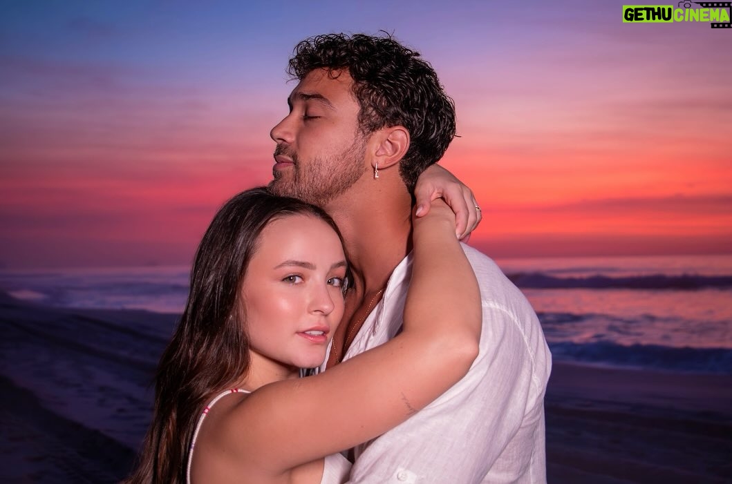 Larissa Manoela Instagram - O nascer de todos os dias contigo 💙 📸 @camilleframbach Rio de Janeiro, Rio de Janeiro