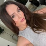Larissa Manoela Instagram - selfie nossa de cada dia 🩶