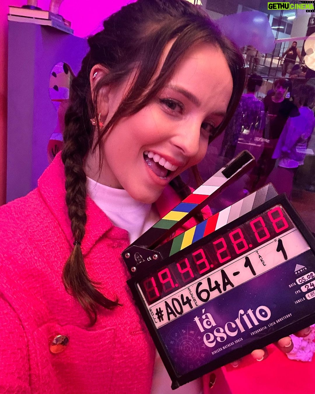 Larissa Manoela Instagram - Mocinha Alice te esperando nos cinemas a partir de 07/12. Falta pouco! Quem jรก viu o trailer no cinema? ๐๐ปโโ๏ธ